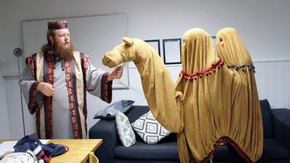 David Bergfors repeterar inför musikalen Änglahyss.