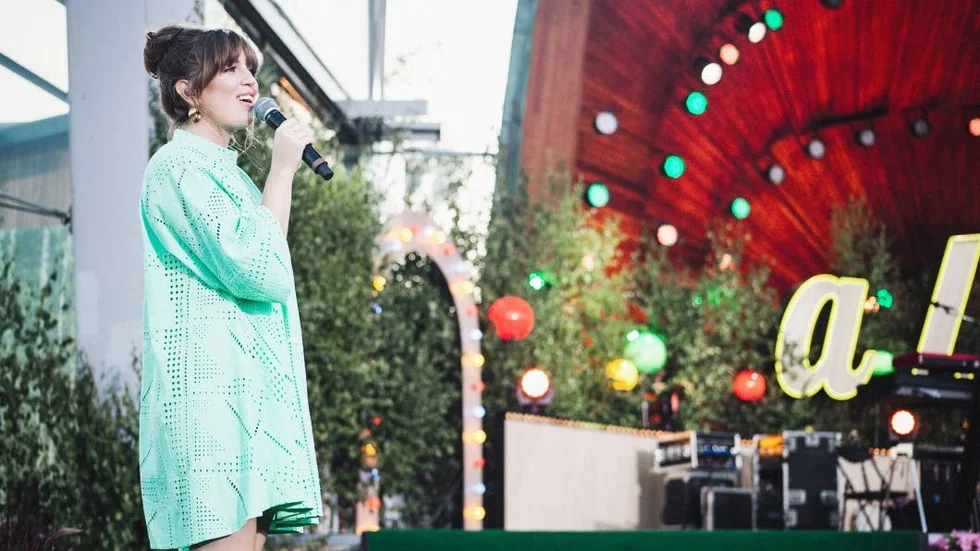 Amanda Ginsburg har medverkat på Allsång på Skansen och flera tv-inslag.