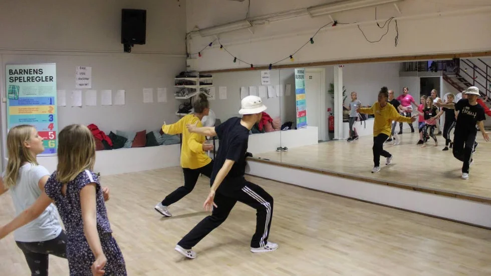 Här dansar Ana Strandberg och André Forsström hiphop med halva gruppen.
