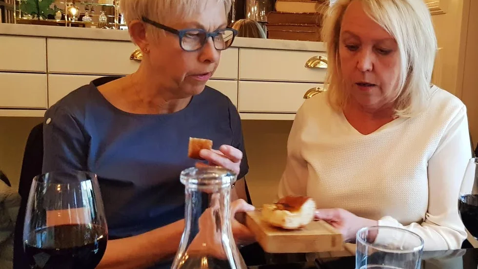 Firar jubileum med en utekväll. Birgitta Gustavsson och Carita Thörn tar för sig.