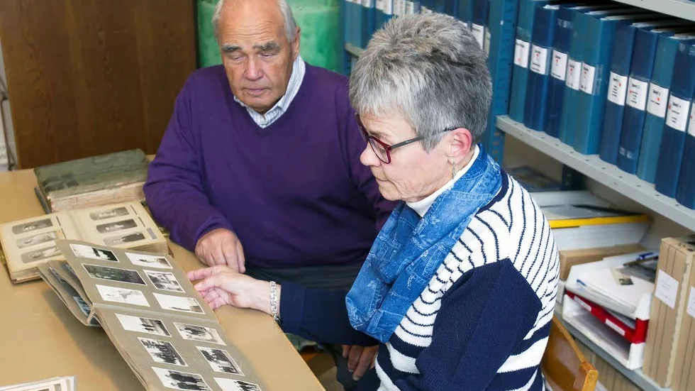 Margareta Johansson och Robert Ekinge i Motala museums fotorum.