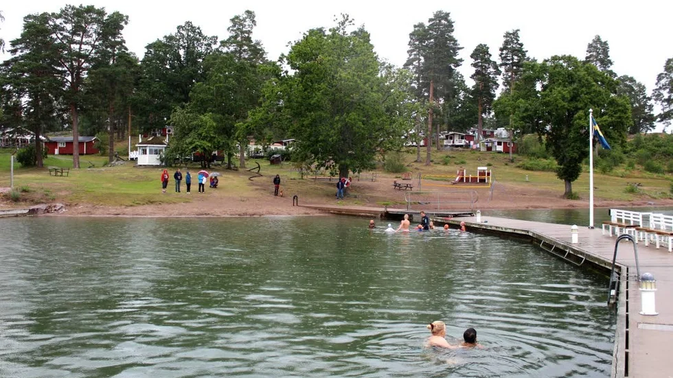 Simskoleelverna tränade på både grunt och djupt vatten. På stranden samlades en liten publik bestående av deltagarnas föräldrar.