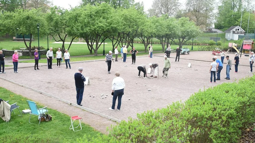 Varje måndag på sommarhalvåret spelas det Boule i Källängsparken.