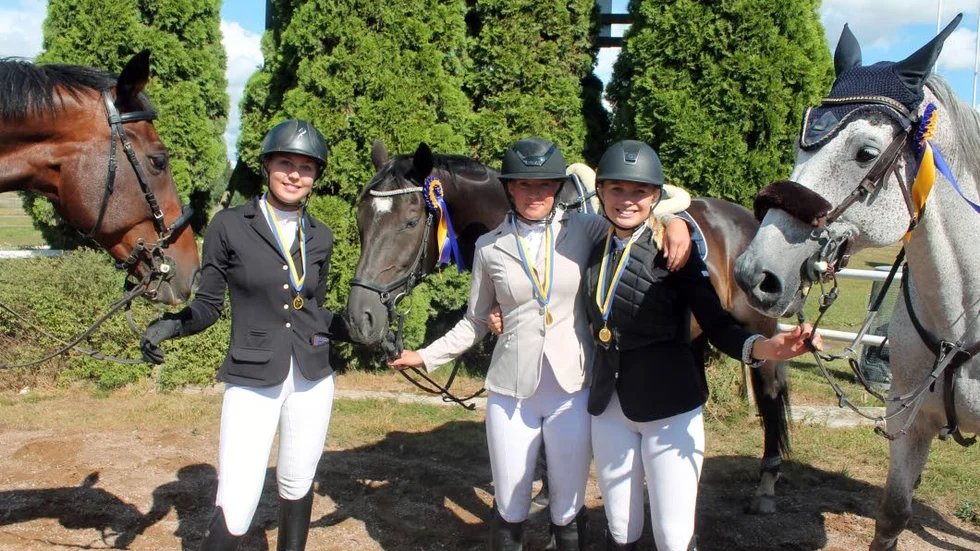 DM-vinnarna från Linköping, Jenny Isaksson, Sofie Jansson och Hanna Aldin, med sina hästar Winston, Aaccept och Cantana II efter DM-segern på Nyrk.