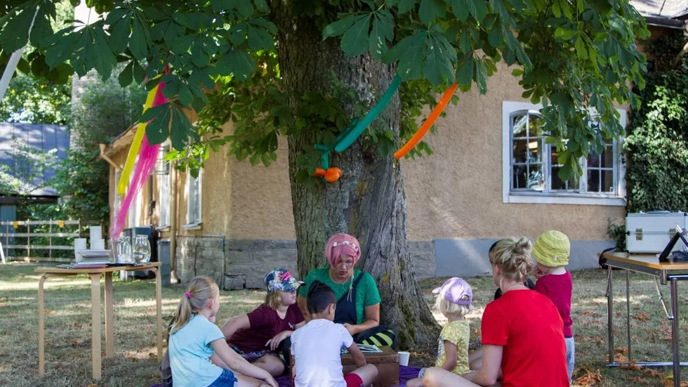 "Nu ska ni få välja ett land och bara få vara i det hela dagen" säger Linda.