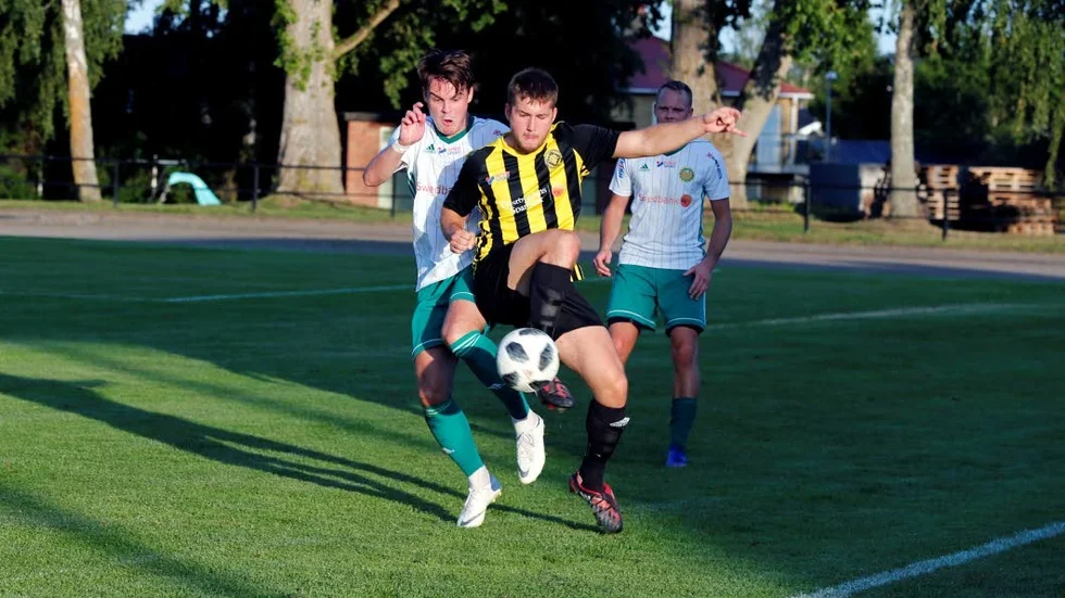 VFF:s Andreas Ekberg i kamp med en motståndare om bollen.