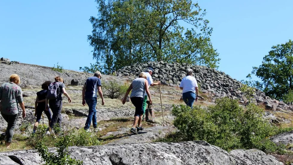 Gruppen är på väg mot det första stoppet på vandringen.