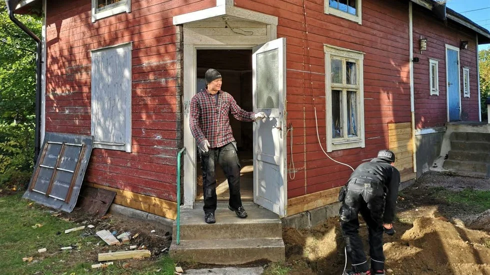 Snickaren Raimo Välimäki och praktikant Melvin Johansson i såväl den nya som den gamla tidens tjänst i Verkstan. Ett hus renoveras. Minnesvärda fynd kommer upp i dagen.