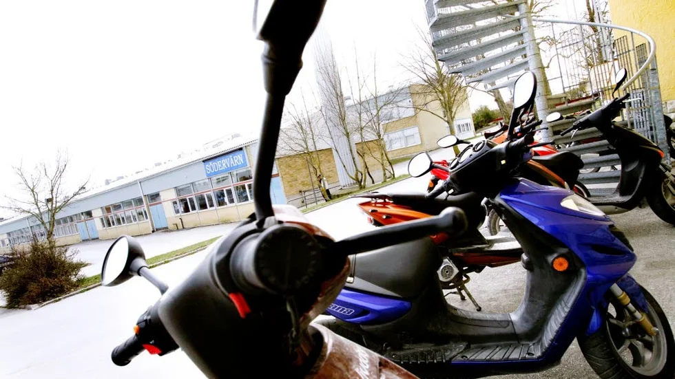 Arkivbild. En moped som går i 120 kilometer i timmen klassas som en motorcykel, och 17-åringen var inte behörig att framföra en sådan.