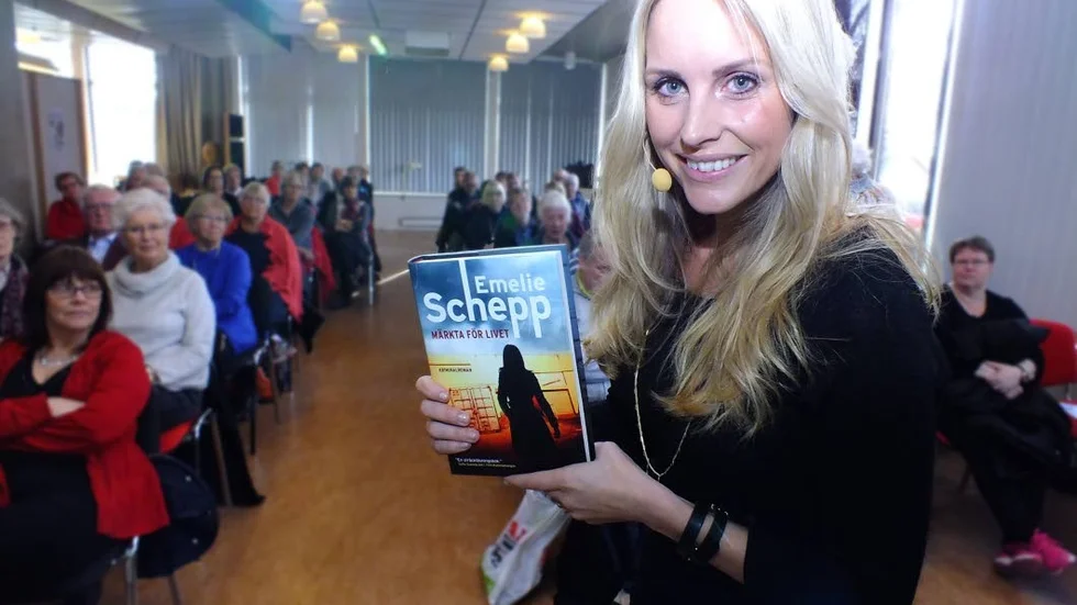 Motalaförfattaren Emelie Schepp mötte Motalaborna på Biblioteket under tisdagen.