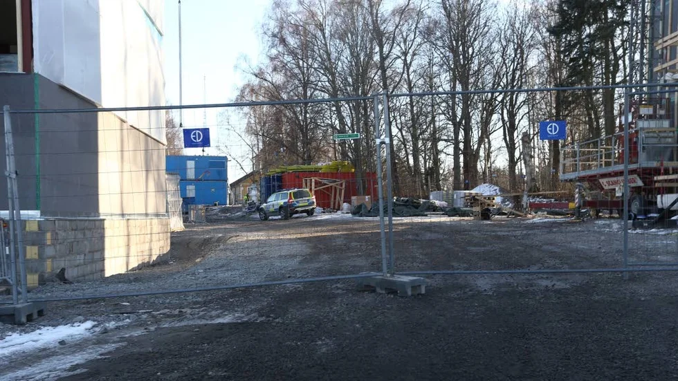 Inga spår. Utifrån syns inga spår av dödsolyckan på byggarebtsplatsen.