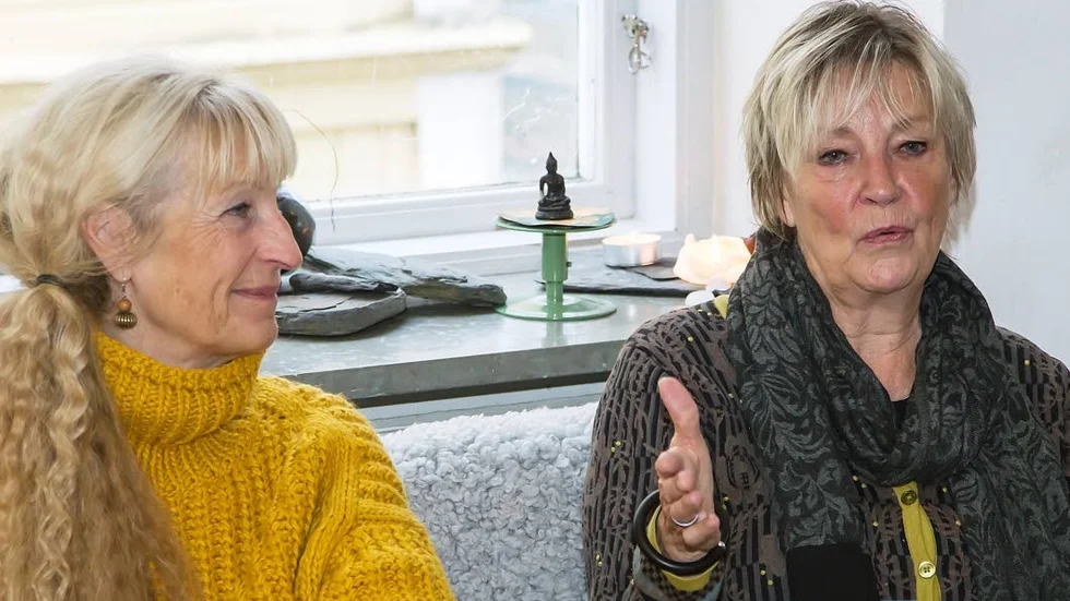 Konstnärerna, här Anlouice Silverwitt (till vänster) och Iréne Nordh vill skapa en återkommande årlig händelse i Vadstena.