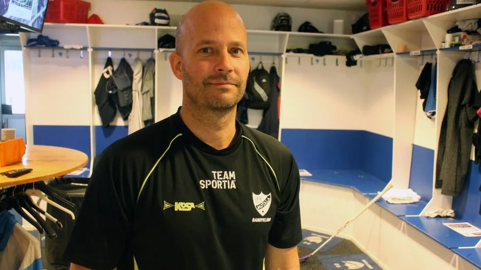 Fyra månader till elitseriepremiär i bandy. IFK Motala, här tränaren Mattias Sjöholm, värvar intressant både på och utanför isen, skriver Jens Bollius.