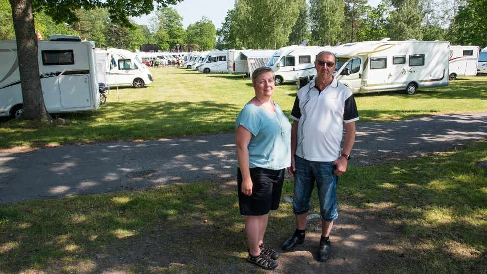 Ulrika Appelberg, ordförande i Svenska McLouisklubbben, och Thomas Moser är nöjda över uppslutningen på årets husbilsträff.