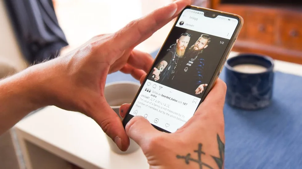 Här är en scen från en av Bearded Villains fotograferingar, Chrille till höger i bild. ”På första mötet jag var på blev jag överväldigad av allt gott”.