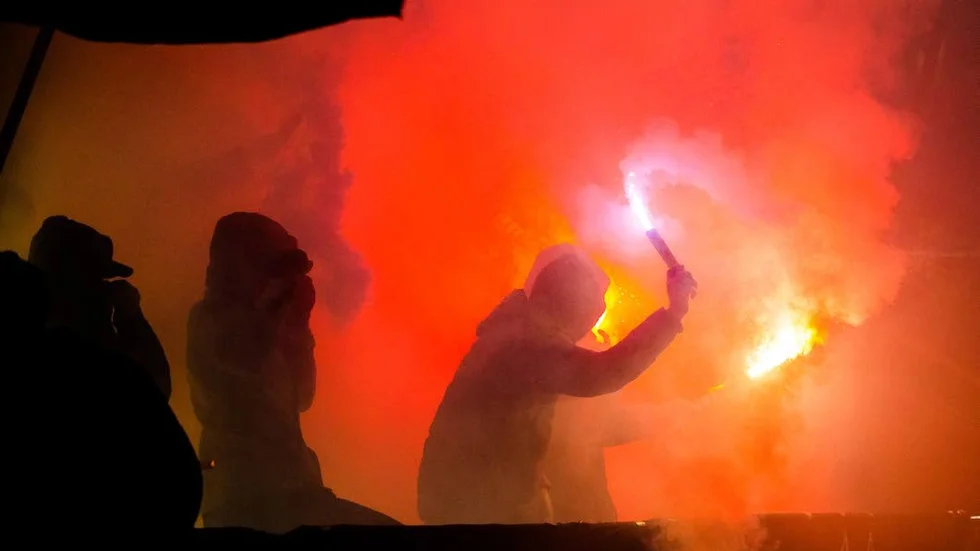 Mannen tände två så kallade bengaler innan matchen. Nu anmäls han för brott mot ordningslagen. Bilden är en genrebild och inte från fredagens match.