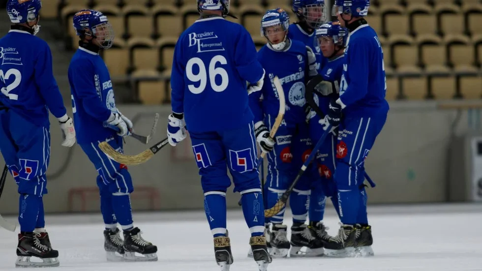 Fredrik Lönn klappas om efter att ha gjort gjort 1–0 på hörna.