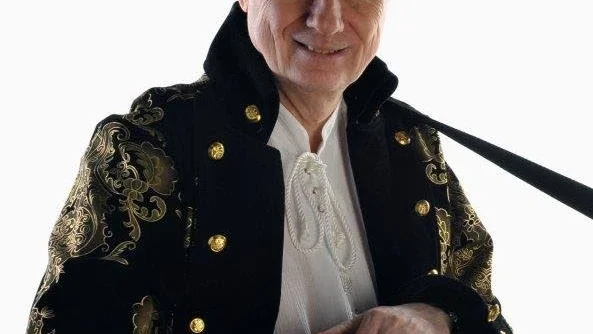Artisten Hans Edler kommer till Motala med sin nostalgishow.