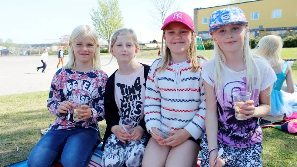 Nöjda. Majken Alenius (från vänster), Sigrid Numan, Thea Skärnlund och Vera Wikström gillar dagens lunch.