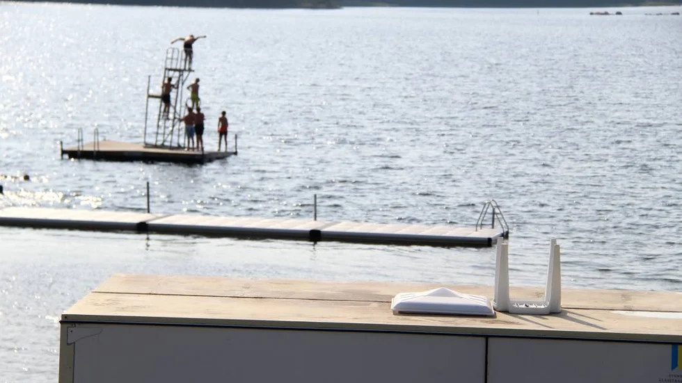 Även strandspel, som lånats ut till badgäster, har stulits och en mindre pall har kastats upp på vagnens tak.