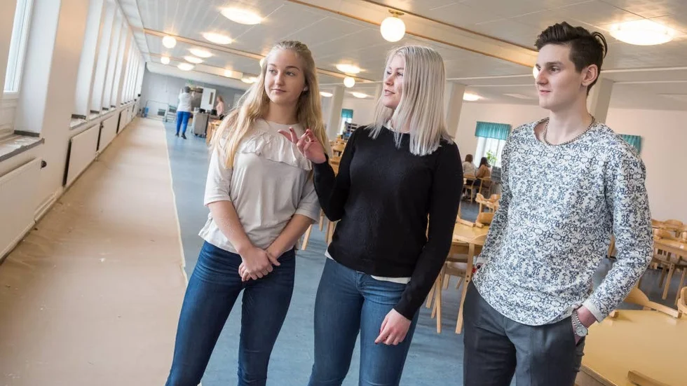 Mer färg. - Fler lampor och blommor i fönstren, önskar Clara Ekström, till vänster. Hon är elevrepresentant, tillsammans med Tessan Elmerfjord och Emil Magnusson. Tanken är att eleverna ska få vara med och påverka utformningen av miljön i matsalen.
