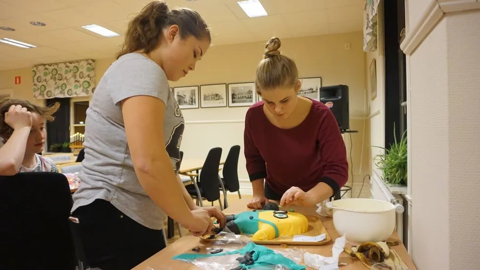Tove Regnell och Fanny Eriksson färdigställer sin Miniontårta.