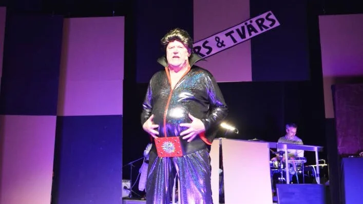 Elvis. Arne Meijer sjunger en skämtsam version av "All shook up".