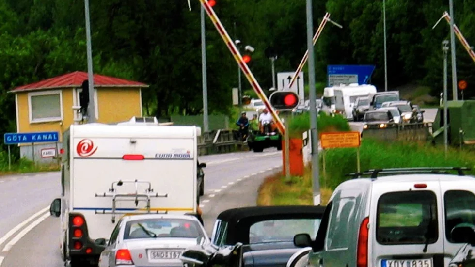 Irritationsmoment. Broöppning vid Söderköping.