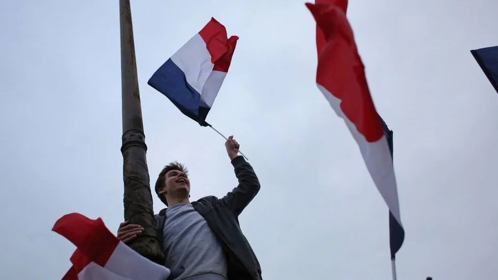 Vive la France. Macron-anhängare firar efter det franska presidentvalet. Också vi har anledning att glädjas.