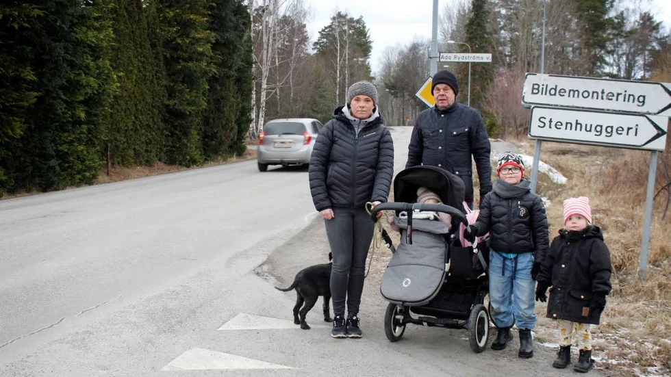 Här måste Linda och hennes barn korsa vägen varje dag. På bilden från vänster: Linda Petersson, Arnold Jansson, Hilma, Oliver och Wilma Petersson.