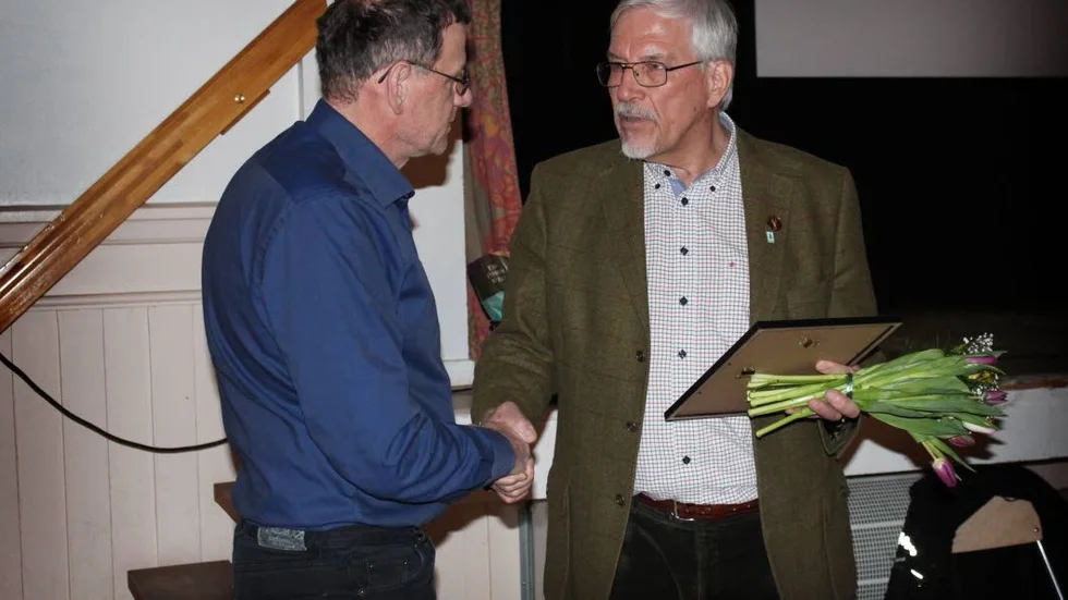 Årets hederspris fick Thomas Karlsson (till vänster). Delade ut priset gjorde Karl Eric Gunnarsson.