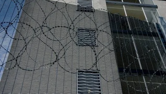 Utsikt. Höghuset är sju våningar högt. Under fängelset finns också ett kulvertsystem.