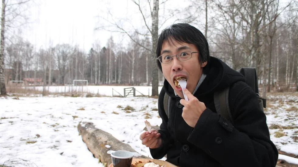Kazuhiro Ikeda hugger in på en nygräddad våffla som toppats med grädde och sylt.