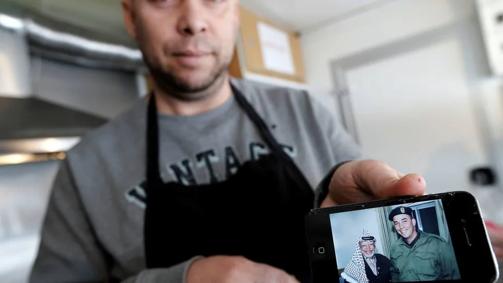 Houssein Badran visar en av alla bilder på sig själv tillsammans med Yassir Arafat.