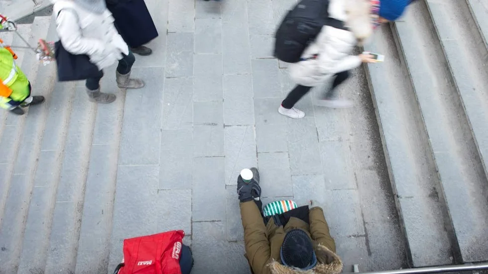 Vad säger oss det kristna budskapet om fattigdom? Skribenten söker vägledning i Bibeln.