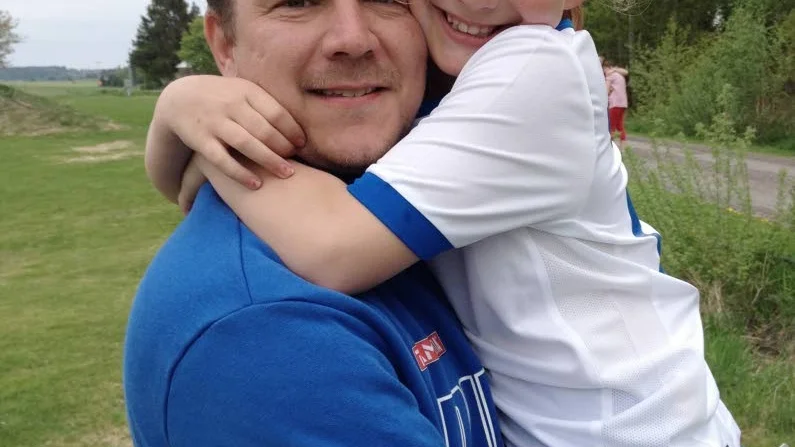 Fotboll. Yngsta dottern Elin, i dag 12 år, med pappa Tobias i samband med en fotbollsmatch. "Det är Elin och min stora tjej, Linnea, som håller mig uppe och pushar mig framåt", säger Eva.