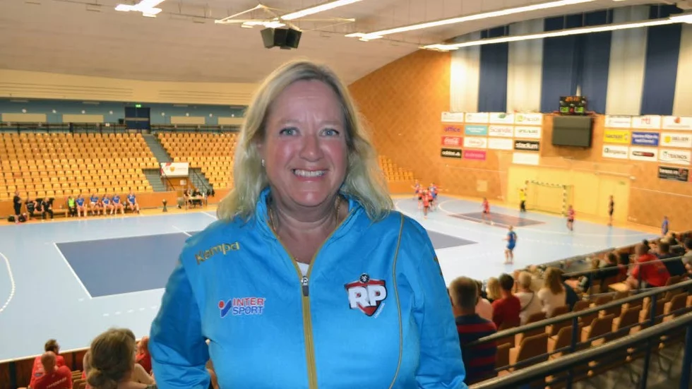 RP:s nya ordförande Sanna Thörnholm på plats i Sporthallen för att se damlaget besegra Spårvägen med 26–19.