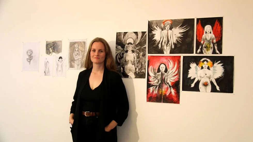 Som konstnär tycker Hannah Svensson om när det går fort och inspirationen flödar. Därför ratar hon vattenfärgen och fokuserar främst på att använda akryl.