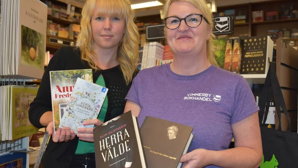 Louise Ström och Jenny Karlsson, medarbetare på Vimmerby bokhandel ser fram emot flera författarbesök i höst.
