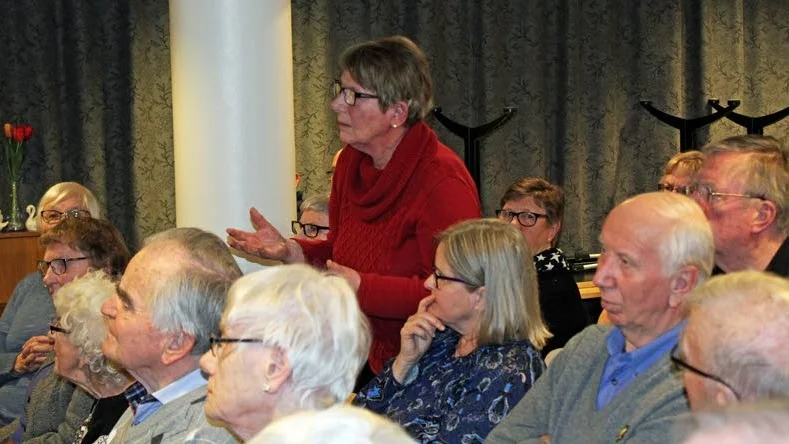 Gunilla Johansson ville ha svar på varför sjukgymnastiken överhuvudtaget flyttades till Borensberg när nu lokalerna kritiseras så hårt.