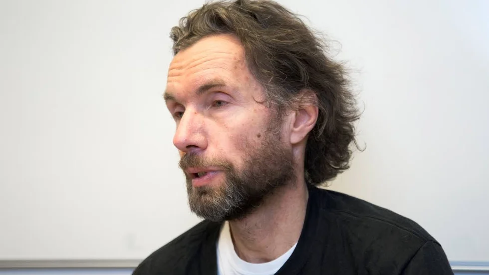 Lyssna på kroppen. Toomas Timpka, överläkare och professor i socialmedicin samt föreståndare för Athletics research center vid Linköpings universitet, höjer ett varningens finger för de kommersiella appar som erbjuder tuffa träningsprogram.