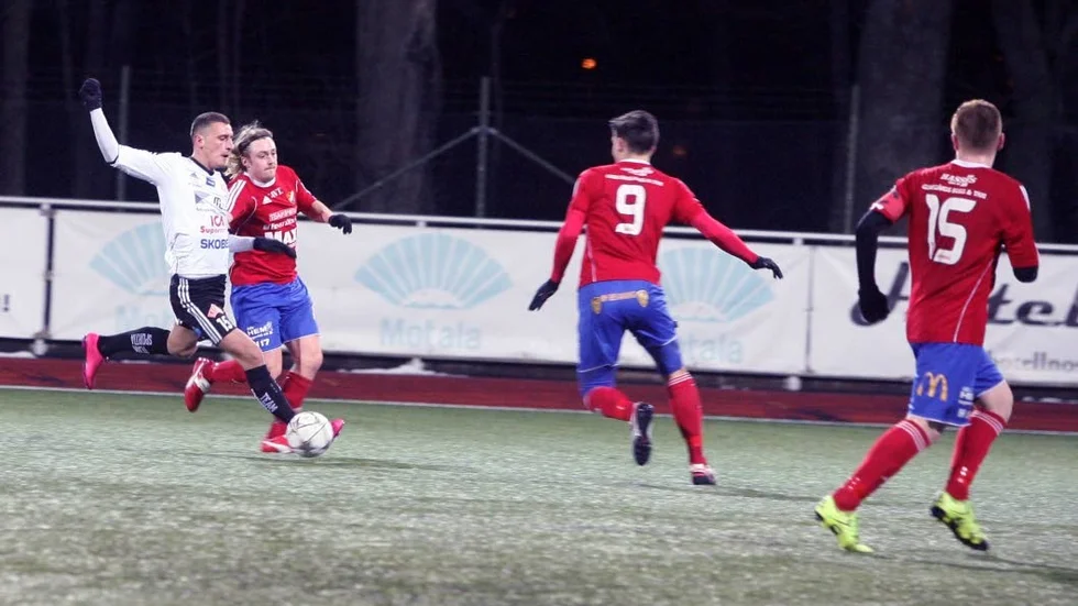 STOLPSKOTT. Forwarden Esat Jashari hade en boll i stolpen, men blev mållös för Motala AIF borta mot Sleipner.