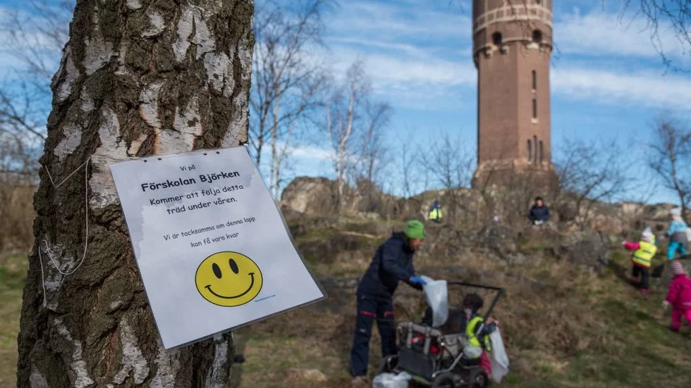 Natur. Barn på förskolan Björken besöker regelbundet grönområdet invid gamla vattentornet. Tyvärr är där mycket hundbajs och skräp.