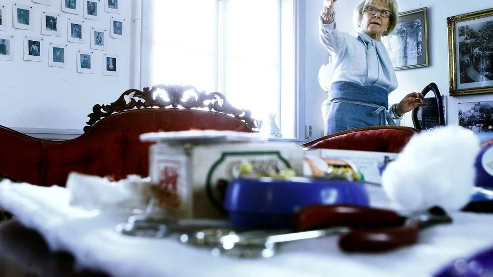 Viveca Sörensen försöker återskapa den gamla soffgruppen från Holmska villan.