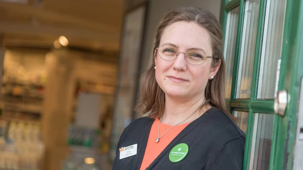 Koll. Anna Svensson, apotekstekniker på Kronans apotek i Västervik, rekommenderar pollenallergiker att hålla koll på Pollenrapporten.se.