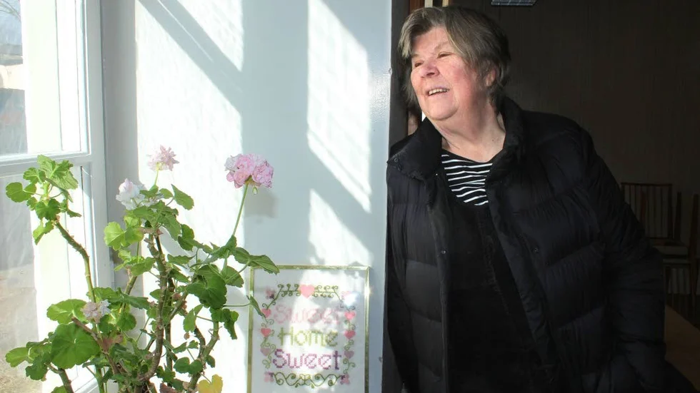 Blickar ut. Kerstin Bergström i en av de två ateljéer som finns på nedervåningen.