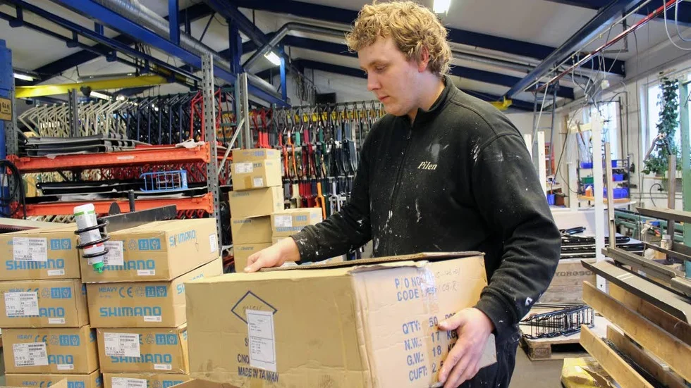 Anställd. Martin Pettersson är en av de två anställda på fabriken.