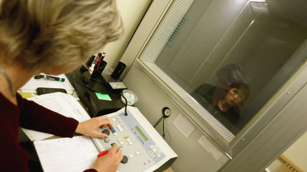 Hörseltest. Väntetiden för en hörapparat varierar mycket.