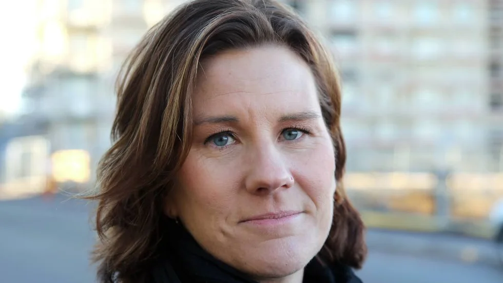 Att de kommunala bolagen har svårt att få in anbud beror inte på en överhettning i byggmarknaden. Det beror på krångliga anbudsunderlag, menar Cecilia Johansson, chef för Sveriges Byggindustrier i Linköping.