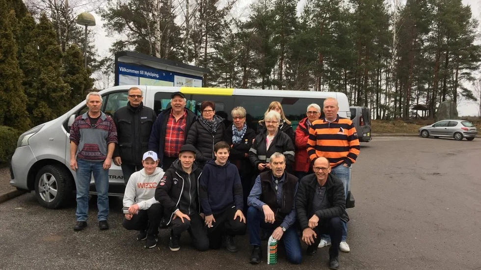 Här är pimpelfiskarna från Gullringen samlade och på väg mot Burträsk för att delta i pimpel-SM. Foto: Privat